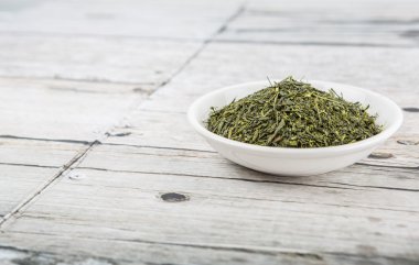 Kurumuş yeşil çay yaprakları
