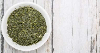 Kurumuş yeşil çay yaprakları