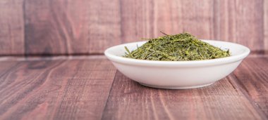 Kurumuş yeşil çay yaprakları