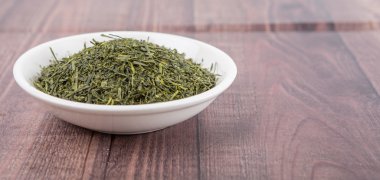 Kurumuş yeşil çay yaprakları