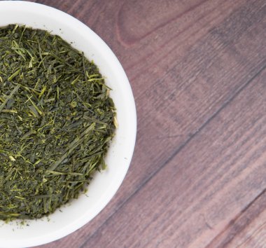 Kurumuş yeşil çay yaprakları