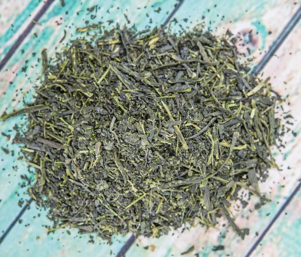 Kurumuş yeşil çay yaprakları