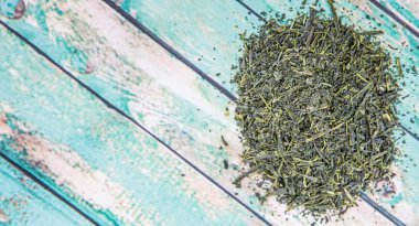 Kurumuş yeşil çay yaprakları