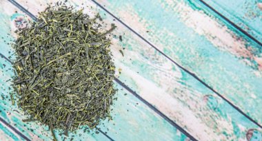 Kurumuş yeşil çay yaprakları