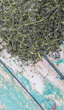 Kurumuş yeşil çay yaprakları