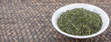 Kurumuş yeşil çay yaprakları