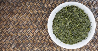 Kurumuş yeşil çay yaprakları