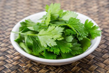 Taze Parlsey otlar bırakır