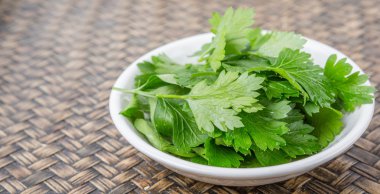 Taze Parlsey otlar bırakır