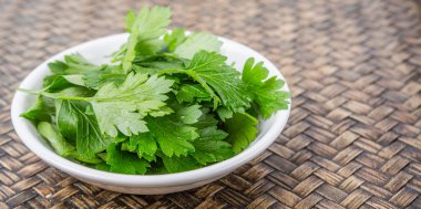 Taze Parlsey otlar bırakır