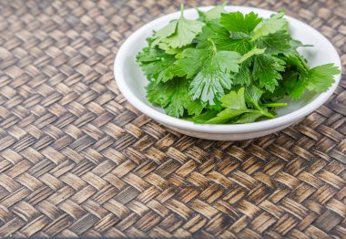 Taze Parlsey otlar bırakır