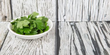 Taze Parlsey otlar bırakır