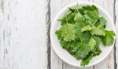 Taze Parlsey otlar bırakır