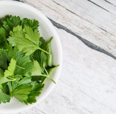 Taze Parlsey otlar bırakır