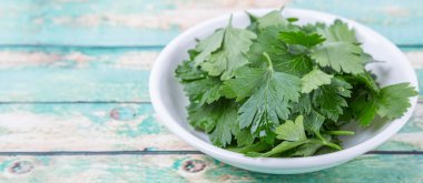 Taze Parlsey otlar bırakır