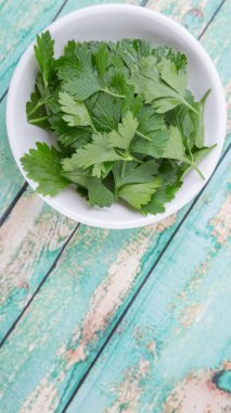 Taze Parlsey otlar bırakır