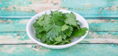 Taze Parlsey otlar bırakır