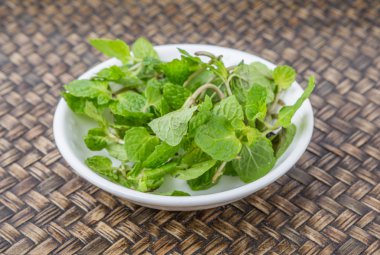 Otlar taze nane yaprakları