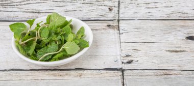 Otlar taze nane yaprakları