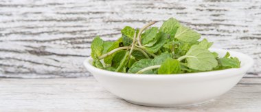 Otlar taze nane yaprakları