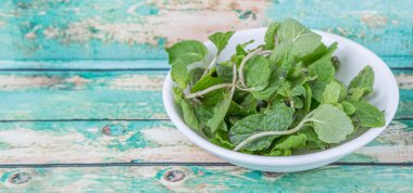 Otlar taze nane yaprakları