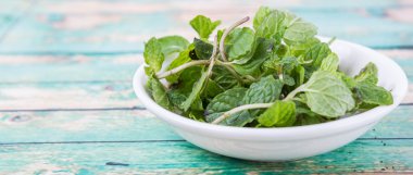 Otlar taze nane yaprakları