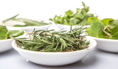 Otlar çeşitli beyaz kase