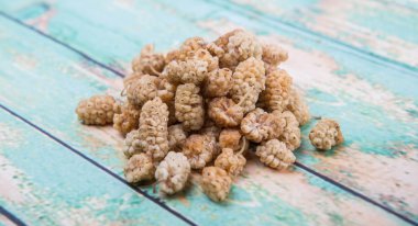 kurutulmuş beyaz dut