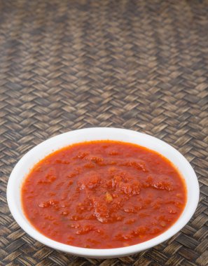 Beyaz kase spagetti sosunda