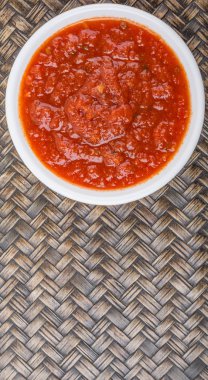 Beyaz kase spagetti sosunda