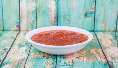 Beyaz kase spagetti sosunda