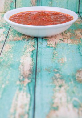 Beyaz kase spagetti sosunda