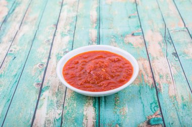 Beyaz kase spagetti sosunda