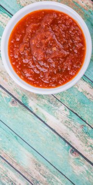 Beyaz kase spagetti sosunda