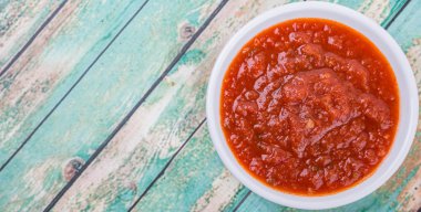 Beyaz kase spagetti sosunda