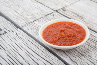 Beyaz kase spagetti sosunda