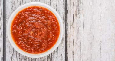 Beyaz kase spagetti sosunda