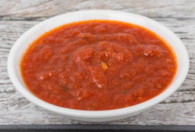 Beyaz kase spagetti sosunda