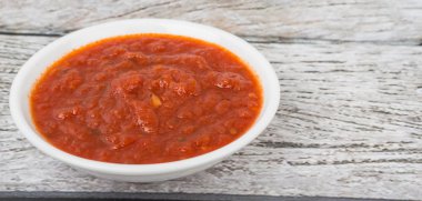 Beyaz kase spagetti sosunda