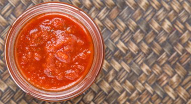 Spagetti sosu Mason kavanoza