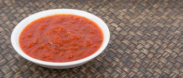 Spaghetti-Sauce in weißer Schüssel — Stockfoto