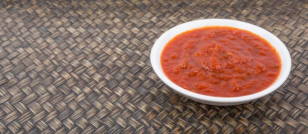 Spaghetti-Sauce in weißer Schüssel — Stockfoto