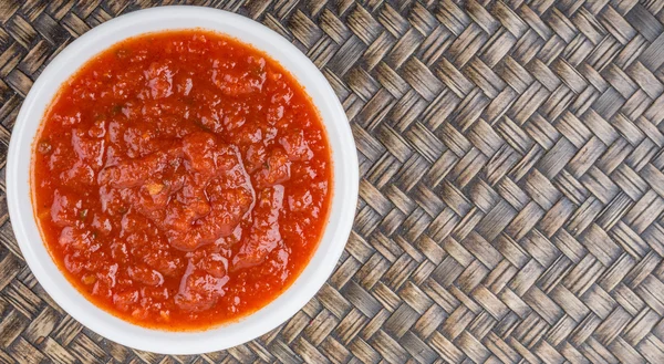 Spaghetti-Sauce in weißer Schüssel — Stockfoto