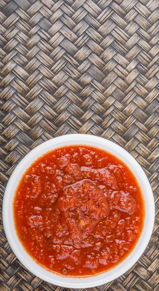 Salsa de espaguetis en tazón blanco — Foto de Stock