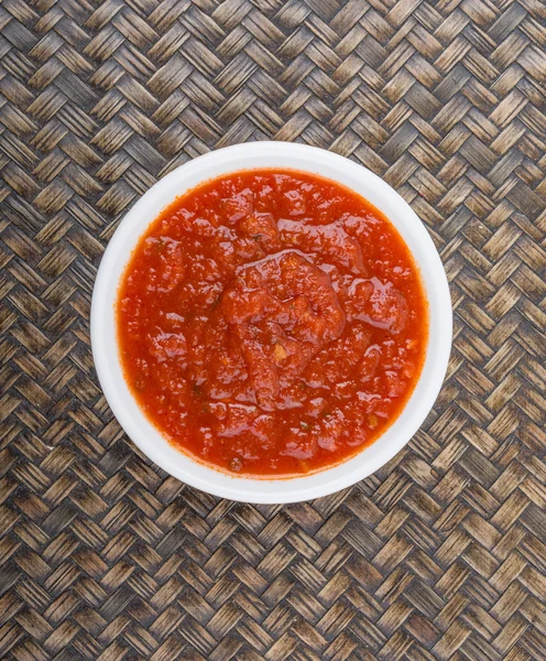 Spaghetti sauce i hvid skål - Stock-foto
