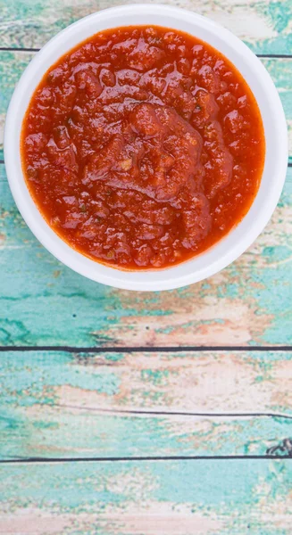 Salsa de espaguetis en tazón blanco —  Fotos de Stock