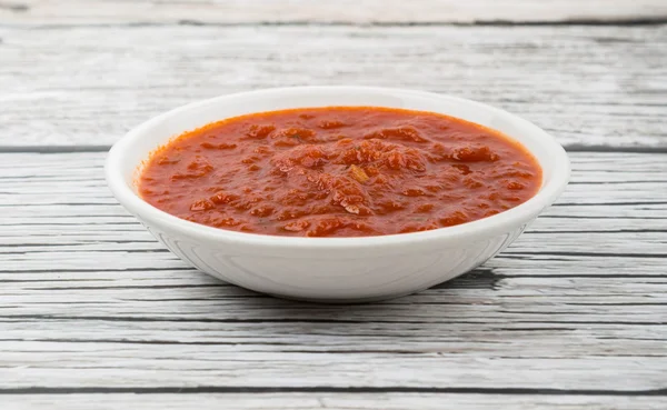 Spaghetti-Sauce in weißer Schüssel — Stockfoto