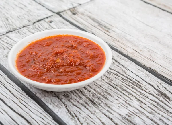 Spaghetti saus In witte kom — Stockfoto