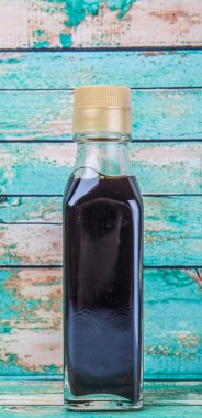 Bir şişe balsamik sirke