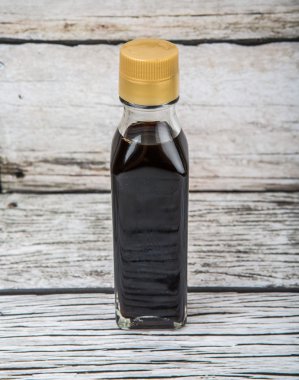 Bir şişe balsamik sirke